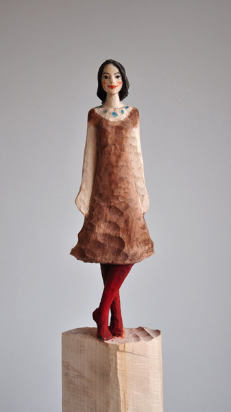 Braunes Kleid, Linde, Pigment, 2012, 45 cm